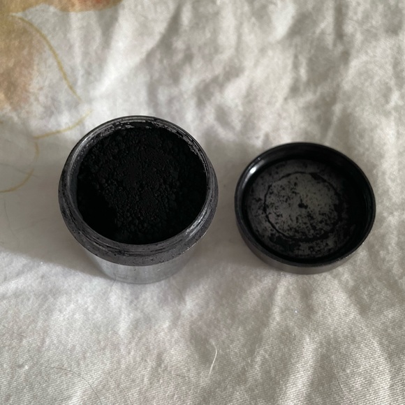 MAC Pigment in Black (Matte) - Picture 3 of 3